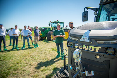 Elektrotraktor des Herstellers Fendt beim Praxistag Alternative Antriebsenergien für Landmaschinen am 01.07.2025 im LBZ Echem.