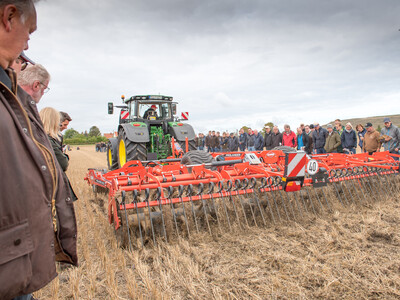 Wassersparend, bodenschonend, wirtschaftlich: Maschinenvorf&uuml;hrung zur ultraflachen Bodenbearbeitung mit mehr als 40 Ger&auml;ten in Sehnde (Region Hannover).