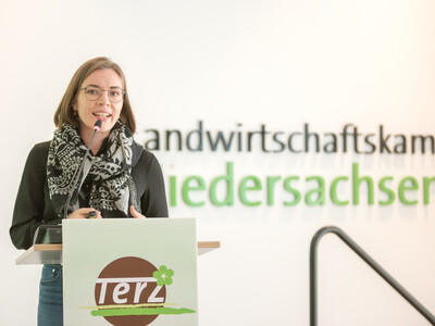 Gerlind Hammann (Lehr- und Versuchsanstalt für Gartenbau in Heidelberg) während der Abschlussveranstaltung für das Projekt 'TerZ - Einsatz torfreduzierter Substrate im Zierpflanzenbau' am 23.03.2023 in Hannover-Ahlem.