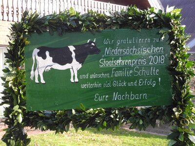 Die Nachbarn haben ein Hofschild geschenkt - © Dr. Hans-Gerd Brunken Die Nachbarn haben ein Hofschild geschenkt