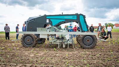 Autonomer Feldroboter mit Elektroantrieb (Farming GT) beim Fach-Event „Zwischen Acker und App – Digitalisierung Ihres Pflanzenbaus“ auf der Domäne Schickelsheim (Königslutter/Kreis Helmstedt). - © Wolfgang Ehrecke Autonomer Feldroboter mit Elektroantrieb (Farming GT) beim Fach-Event „Zwischen Acker und App – Digitalisierung Ihres Pflanzenbaus“ auf der Domäne Schickelsheim (Königslutter/Kreis Helmstedt).