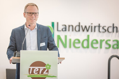 S&ouml;ren Affeld, Gesch&auml;ftsf&uuml;hrer des Substratherstellers Stender GmbH in Schermbeck (Kreis Wesel), w&auml;hrend der Abschlussveranstaltung f&uuml;r das Projekt 'TerZ - Einsatz torfreduzierter Substrate im Zierpflanzenbau' am 23.03.2023 in Hannover-Ahlem.