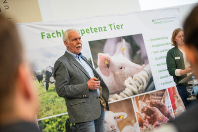 Dirk Albers, Fachreferent Rinderzucht und Rinderhaltung, moderierte das Fachgespräch Rindermast in Verden. - © Christopher Hanraets Dirk Albers, Fachreferent Rinderzucht und Rinderhaltung, beim Fachgespräch Rindermast 2026 in Verden