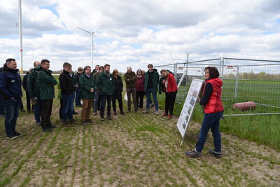Dr. Dagmar Matuschek (rechts), bei der Landwirtschaftskammer Niedersachsen stellvertretende Leiterin des Fachbereichs Versuchswesen Pflanze, erläuterte den Anwesenden Aufbau und Umsetzung des Feldversuchs.