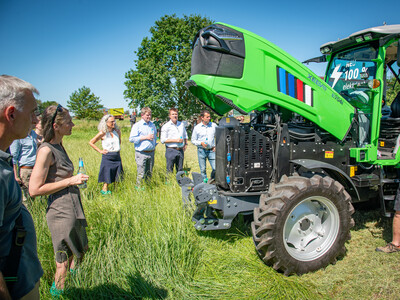 Elektrotraktor des chinesischen Herstellers Xeevo beim Praxistag Alternative Antriebsenergien f&uuml;r Landmaschinen am 01.07.2025 im LBZ Echem.