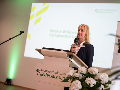Neele Dirksen begr&uuml;&szlig;te die G&auml;ste des Fachgespr&auml;chs Legehenne am 16.09.2026