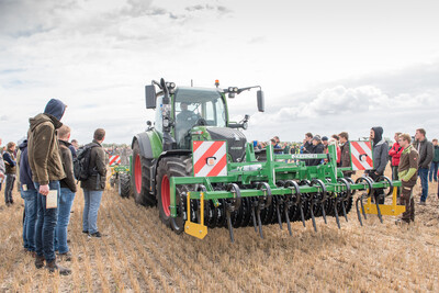 Wassersparend, bodenschonend, wirtschaftlich: Maschinenvorführung zur ultraflachen Bodenbearbeitung mit mehr als 40 Geräten in Sehnde (Region Hannover).