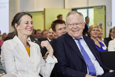 Agrarministerin Miriam Staudte (l.) und Ministerpr&auml;sident Stephan Weil beim Festakt zum 125-j&auml;hrigen Bestehen der Landwirtschaftskammer Niedersachsen am 21.05.2024 in Hannover-Ahlem.