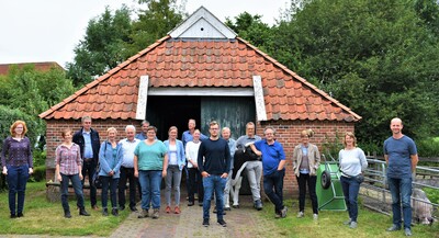 Auf dem NABU-Woldenhof in der Gemeinde S&uuml;dbrookmerland tauschten sich die Projektbeteiligten &uuml;ber Ideen f&uuml;r die Umsetzung der Naturschutzh&ouml;fe aus.
