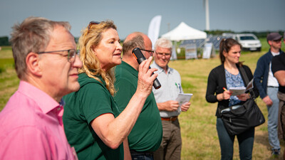 Andrea Knigge-Sivers (D&uuml;ngebeh&ouml;rde) spricht zu Beginn des Feldtags zum Thema Landwirtschaft und Wasserschutz am 17.06.2026 in Schw&uuml;blingsen (Uetze/Region Hannover).