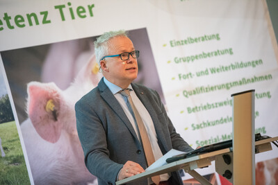 Fred Arkenberg (Vorsitzender des LWK-Ausschusses Tier) eröffnet den Milcherzeugertag 2025 in Rodenkirchen.