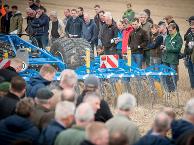 Wassersparend, bodenschonend, wirtschaftlich: Maschinenvorf&uuml;hrung zur ultraflachen Bodenbearbeitung mit mehr als 40 Ger&auml;ten in Sehnde (Region Hannover).