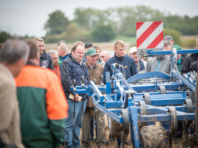 Wassersparend, bodenschonend, wirtschaftlich: Maschinenvorführung zur ultraflachen Bodenbearbeitung mit mehr als 40 Geräten in Sehnde (Region Hannover).