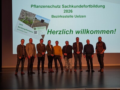 Das sind die Pflanzensch&uuml;tzer (v.l.): Dr. Hinrich H&uuml;wing, Christoph Rad&ouml;hl, Johann-Dietrich Hartig, Theresa Schr&ouml;der, Carsten Lemme, Michael Dunker, Torben Manning, J&uuml;rgen Pickny, Tammo Hattermann (Referendar)