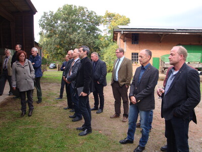 G&auml;ste bei der Begr&uuml;&szlig;ung auf dem Betrieb Rehse