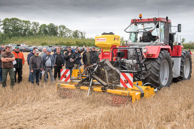 Wassersparend, bodenschonend, wirtschaftlich: Maschinenvorf&uuml;hrung zur ultraflachen Bodenbearbeitung mit mehr als 40 Ger&auml;ten in Sehnde (Region Hannover).