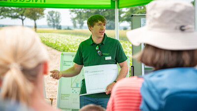 Wolfgang Klahsen (D&uuml;ngebeh&ouml;rde) beim Feldtag zum Thema Landwirtschaft und Wasserschutz am 17.06.2026 in Schw&uuml;blingsen (Uetze/Region Hannover).