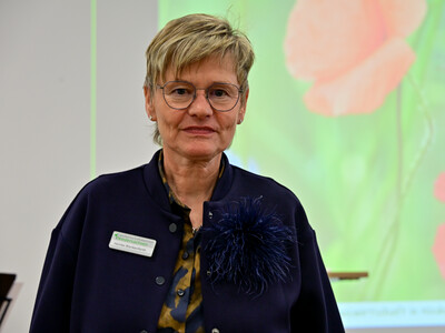 LWK-Beraterin Heinke Blankenforth w&auml;hrend der &Uuml;bergabe der Meisterbriefe Hauswirtschaft 2025 in Hannover.