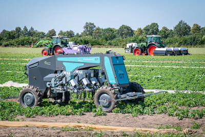 Autonomer Hackroboter (Vordergrund) und innovative Ger&auml;te zur Unkrautbek&auml;mpfung mit Laser und Spot Spraying beim 5. Feldtag Gem&uuml;sebau am 13.08.2026 auf den Fl&auml;chen von Hof Krull in Burgdorf/Otze.