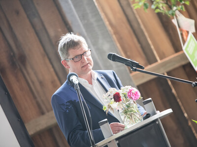 Ulrich Peper bei der Begr&uuml;&szlig;ungsrede zur 100-Jahr-Feier im LBZ Echem