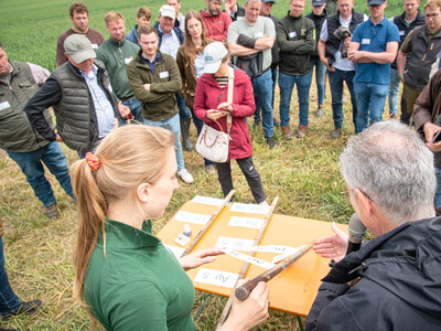 Caroline Benecke (l., LWK-D&uuml;nge-Expertin) und Bodenfachmann Dr. Frank Lorenz (LUFA Nord-West) beim Fach-Event &bdquo;Zwischen Acker und App &ndash; Digitalisierung Ihres Pflanzenbaus&ldquo; auf der Dom&auml;ne Schickelsheim (K&ouml;nigslutter/Kreis Helmstedt).