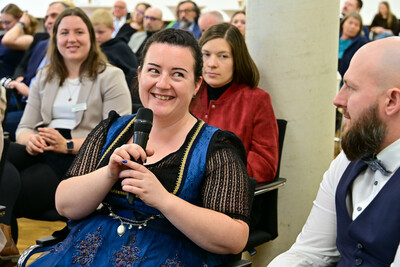 Lilli Wenzel (M.), Teilnehmerin des Online-Kurses, schilderte w&auml;hrend der Meister/-innen-Feier in Hannover die Herausforderung, Beruf, Familie und Lernen unter einen Hut zu bringen, und hob den Wert des Arbeitsprojekts hervor.