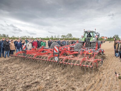 Rund 1.700 Besucherinnen und Besucher beobachteten unterschiedliche Maschinen zur ultraflachen Bodenbearbeitung im praktischen Einsatz.