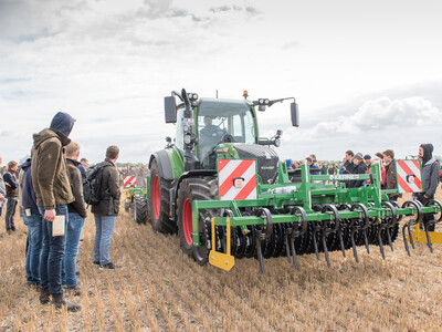 Wassersparend, bodenschonend, wirtschaftlich: Maschinenvorf&uuml;hrung zur ultraflachen Bodenbearbeitung mit mehr als 40 Ger&auml;ten in Sehnde (Region Hannover).