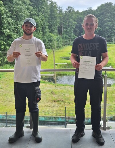 Telmo Wolff (l., Thünen-Institut, Bremerhaven) und Benjamin Meißner (Aller Aqua Research, Büsum/Kreis Dithmarschen) haben auf dem Versuchsgut der Uni Göttingen in Relliehausen erfolgreich die Abschlussprüfung im Beruf Fischwirt/-in abgelegt. - © Stefan Feichtinger Telmo Wolff (l., Thünen-Institut, Bremerhaven) und Benjamin Meißner (Aller Aqua Research, Büsum/Kreis Dithmarschen) haben auf dem Versuchsgut der Uni Göttingen in Relliehausen erfolgreich die Abschlussprüfung im Beruf Fischwirt/-in abgelegt.