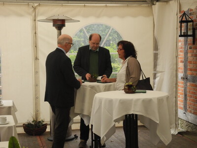 G. Schwetje, C. Meyer mit Frau Dr. Wa&szlig;muth im Gespr&auml;ch