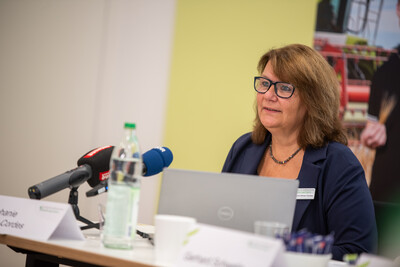 LWK-Marktexpertin Stephanie St&ouml;ver-Cordes w&auml;hrend der Ernte-Pressekonferenz am 03.09.2026 in Hannover-Ahlem.