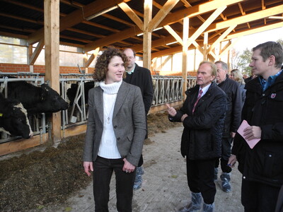 Frau Batke-Busse f&uuml;hrt &uuml;ber den Betrieb