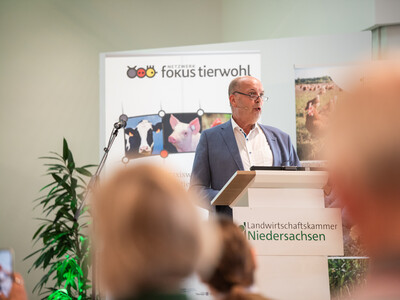 LWK-Vizepr&auml;sident Manfred Tannen sprach das Gru&szlig;wort beim Fachgespr&auml;ch Legehenne am 16.09.2026