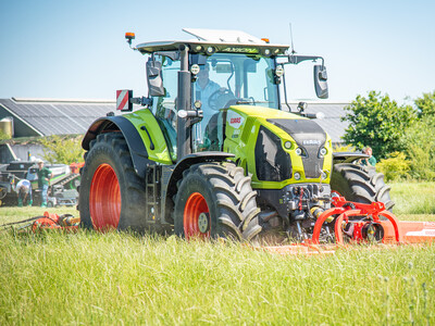 Mit HVO (Hydriertem Pflanzenöl) betriebener Claas-Schlepper beim Praxistag Alternative Antriebsenergien für Landmaschinen am 01.07.2025 im LBZ Echem.