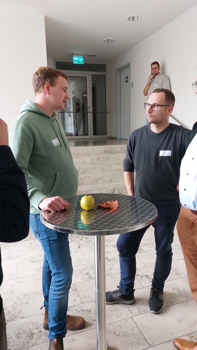 Gespr&auml;ch am Stehtisch