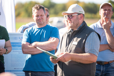 Landwirt Niels Kynast und Reno Furmanek (Leiter D&uuml;ngebeh&ouml;rde)