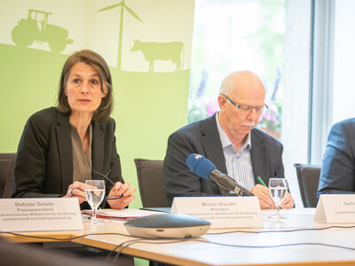 Pressekonferenz zur Vorstellung des N&auml;hrstoffberichts 2024/25 am 15.06.2026 im nieders&auml;chsischen Agrarministerium mit (v.l.) Agrarministerin Miriam Staudte, Kammerpr&auml;sident Gerhard Schwetje und Gesch&auml;ftsbereichsleiter Reno Furmanek..