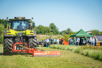 Mit HVO (Hydriertem Pflanzenöl) betriebener Claas-Schlepper beim Praxistag Alternative Antriebsenergien für Landmaschinen am 01.07.2025 im LBZ Echem.