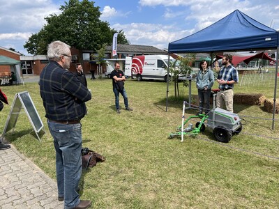 Die Universität Kassel stellte in Echem den ersten Roboter als Prototypen vor, der nicht nur unter der Zaunreihe mähen, sondern auch Fehler am Zaun erkennen und melden kann.