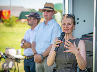 Agrarministerin Miriam Staudte beim Praxistag Alternative Antriebsenergien für Landmaschinen am 01.07.2025 im LBZ Echem.