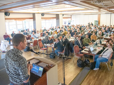Thomas Paes (links im Vordergrund), Gesch&auml;ftsf&uuml;hrer der Heinz von Bebber Heizungsbau GmbH & Co. KG in Straelen, w&auml;hrend der 16. Biogastagung in Verden.