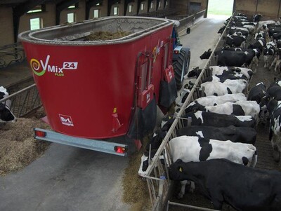 Futtermischwagen - © Alfons Fübbeker Futtermischwagen