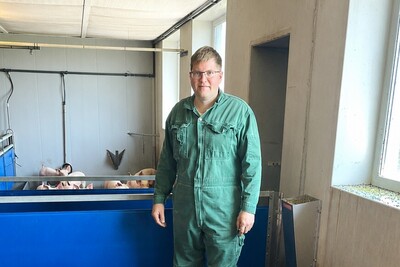 Philipp Momeyer im Schweinestall