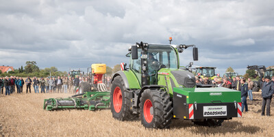 Wassersparend, bodenschonend, wirtschaftlich: Maschinenvorführung zur ultraflachen Bodenbearbeitung mit mehr als 40 Geräten in Sehnde (Region Hannover).