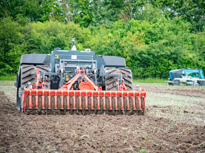 Autonomer Feldroboter (AgXeed, l.) und Hackroboter (Farming GT) beim Fach-Event &bdquo;Zwischen Acker und App &ndash; Digitalisierung Ihres Pflanzenbaus&ldquo; auf der Dom&auml;ne Schickelsheim (K&ouml;nigslutter/Kreis Helmstedt).