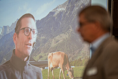 Per Video-Schalte berichtet der Schweizer Jan Boner beim 2. Echemer Zauntag &uuml;ber den Herdenschutz im Kanton Graub&uuml;nden.