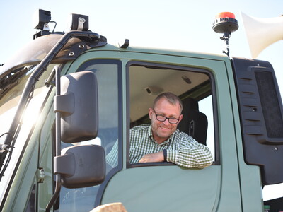 Landtechnik-Berater Claus Fricke organisierte und moderierte die Maschinenvorf&uuml;hrung.