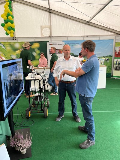 Das Netzwerk Fokus Tierwohl zeigt am Stand der LWK auf der LandTageNord Videoaufnahmen aus so genannten Tieraugensimulatoren. - © Catharina Eiler LandTageNord 2024