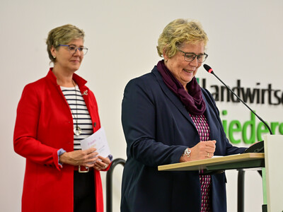Die langj&auml;hrige LWK-Hauswirtschaftsexpertin Juliane Pegel und LandFrauen-Pr&auml;sidentin Elisabeth Brunkhorst (Hintergrund) w&auml;hrend der &Uuml;bergabe der Meisterbriefe Hauswirtschaft 2025 in Hannover