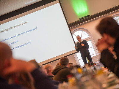 Prof. Dr. Johannes Isselstein von Uni Göttingen sprach über wissenschaftliche Erkenntnisse bei der Grünlandnutzung. - © Christopher Hanraets Prof. Dr. Johannes Isselstein von Uni Göttingen sprach über wissenschaftliche Erkenntnisse bei der Grünlandnutzung.